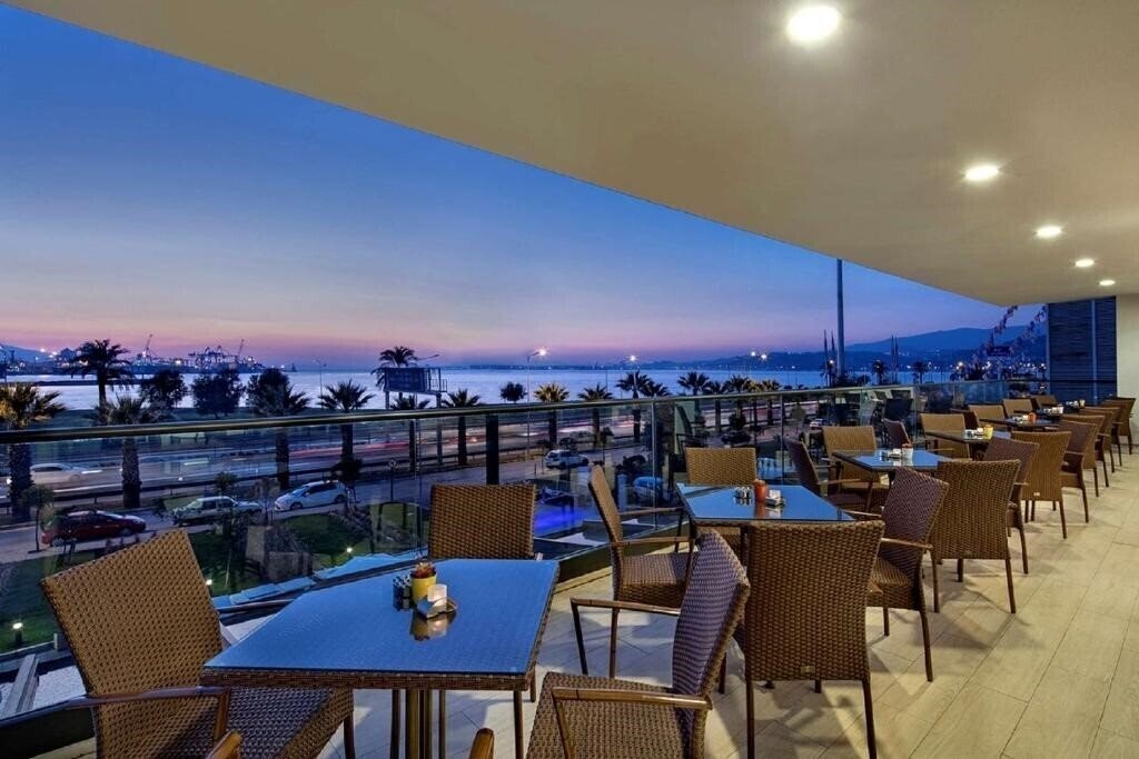 Територія Hilton Garden Inn Izmir Bayrakli 4*