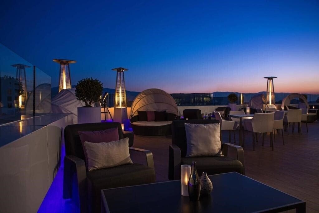 Територія Renaissance Izmir Hotel 5*