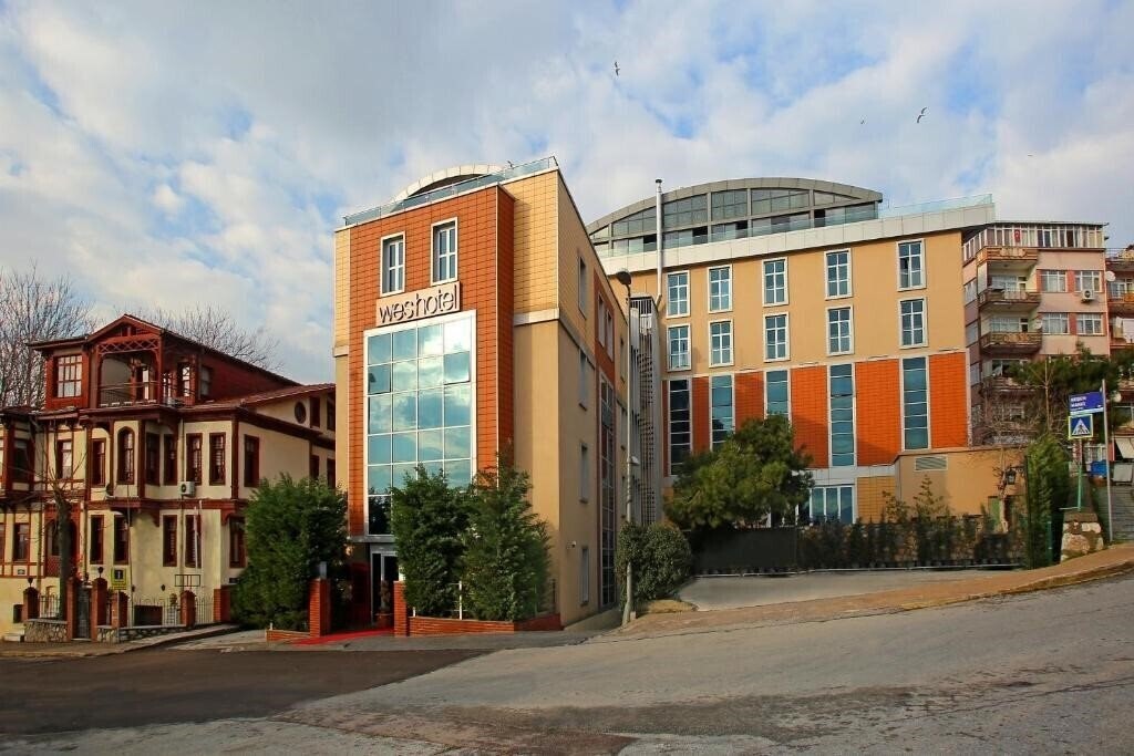 Готель Wes Hotel 4*