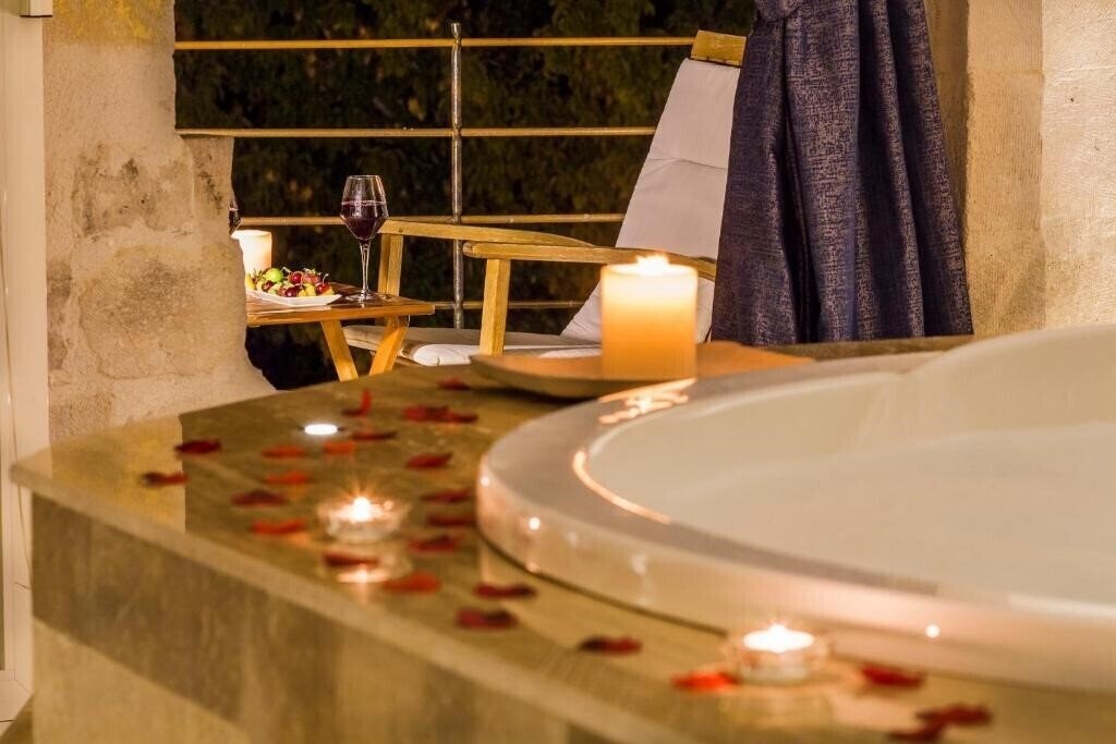 Апартаменти Azure Cave Suites 4*