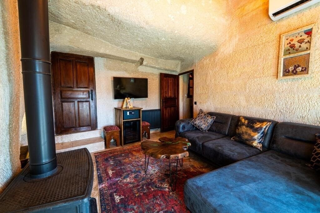 Апартаменти Sunset Cave Hotel (ex. Mysterious Cave Suites) 2*