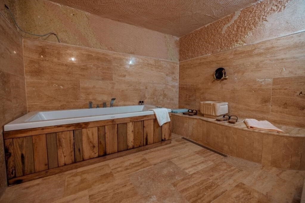 Фотографія Misty Cave 2*