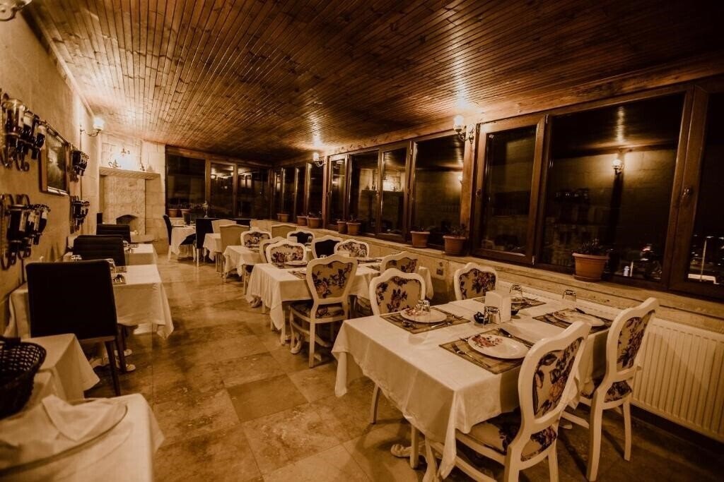 Фотография Young Cave Hotel (ex. Crazy Horse Pension) 3*