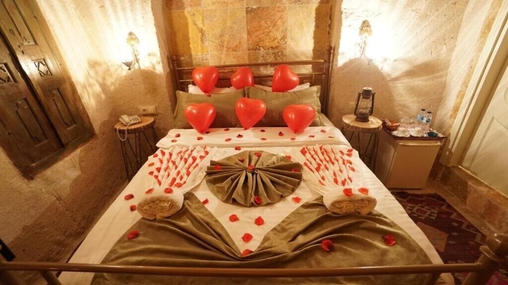 Апартаменты Young Cave Hotel (ex. Crazy Horse Pension) 3*