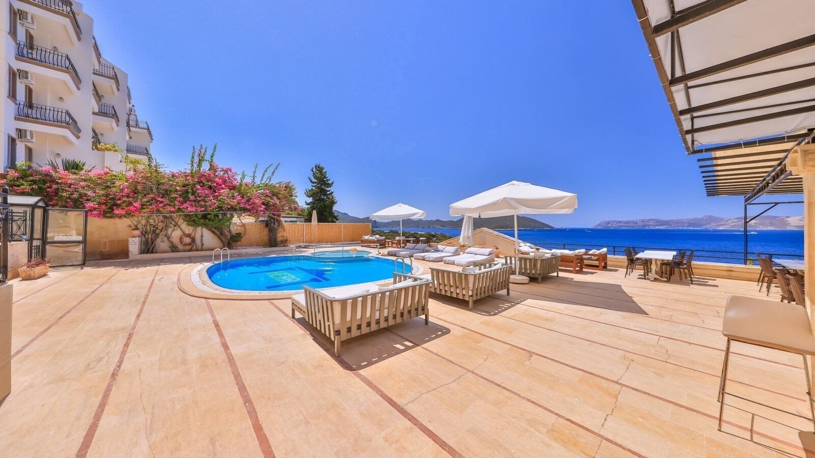 Территория Hera Hotel 3*