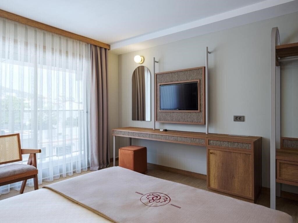 Вид Monk Resort Hotel 3*