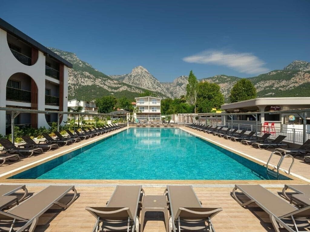 Территория Monk Resort Hotel 3*