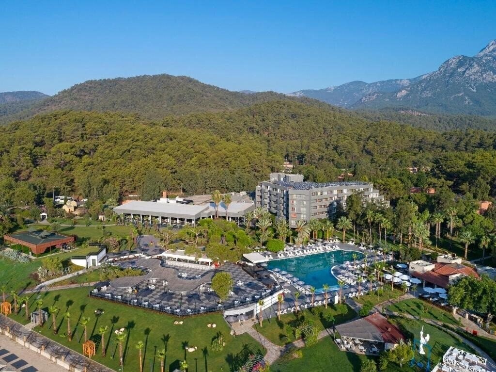 Территория Movenpick Resort Antalya Tekirova 5*