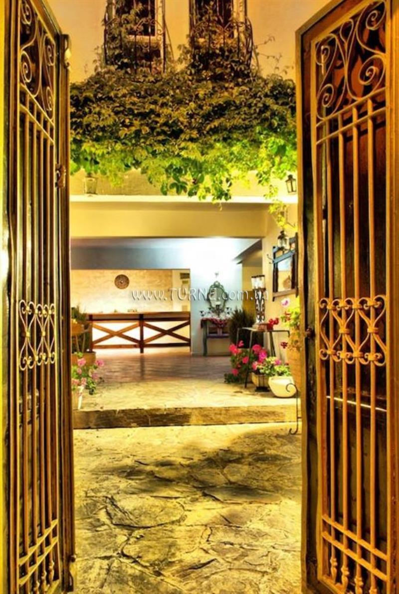 Территория Golden Gate Hotel 2*