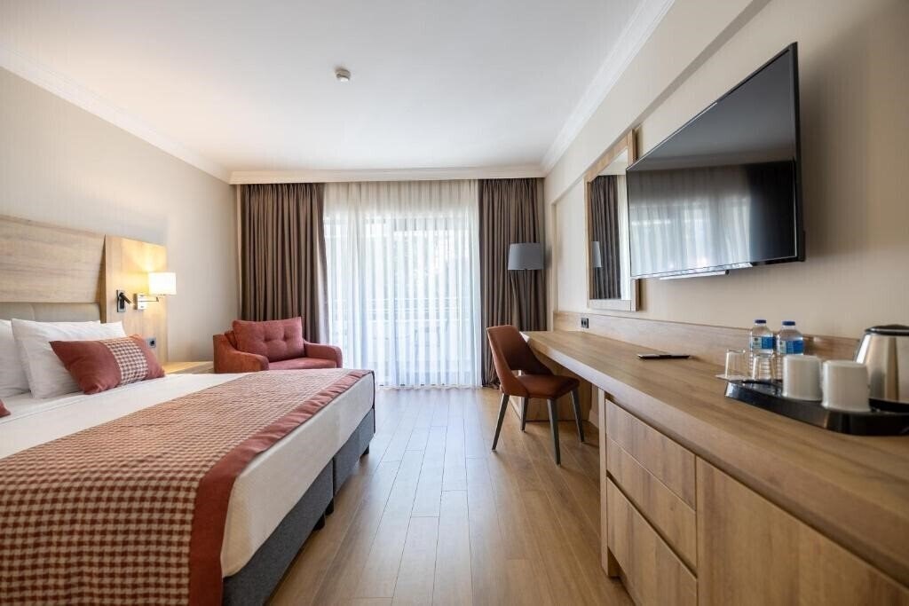 Панорама Proxima Hotel (ex. Proxima Hotel Kusadasi, La Santa Maria Hotel, Sole Hotel Santa Maria, Luana Hotel Santa Maria, Vera Hotel Santa Maria) 4*