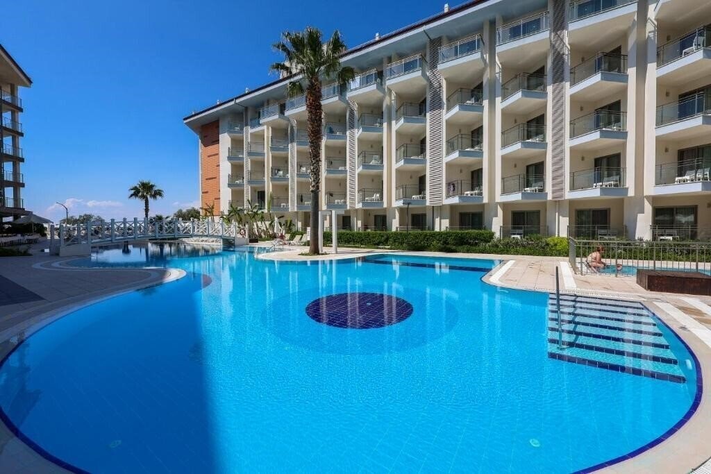 Территория Ramada Hotel & Suites Kusadasi 5*