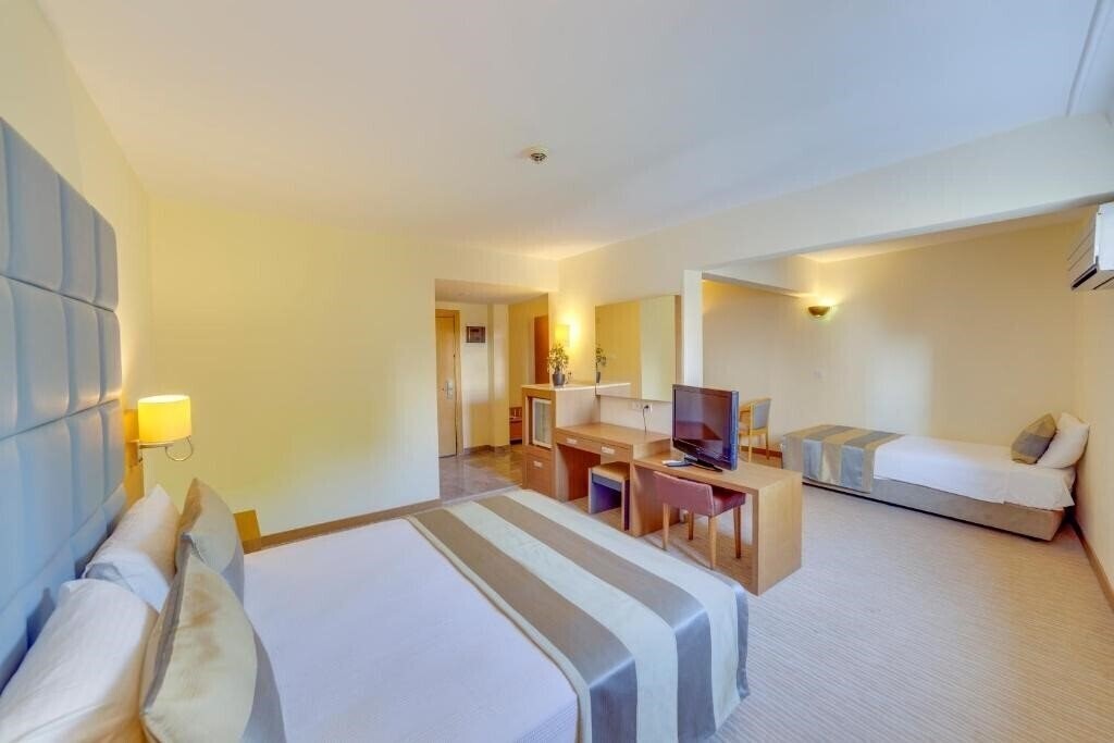 Территория Elite World Kusadasi (ex. Elite World Hotel Kusadasi, Marina Hotel Kusadasi) 5*