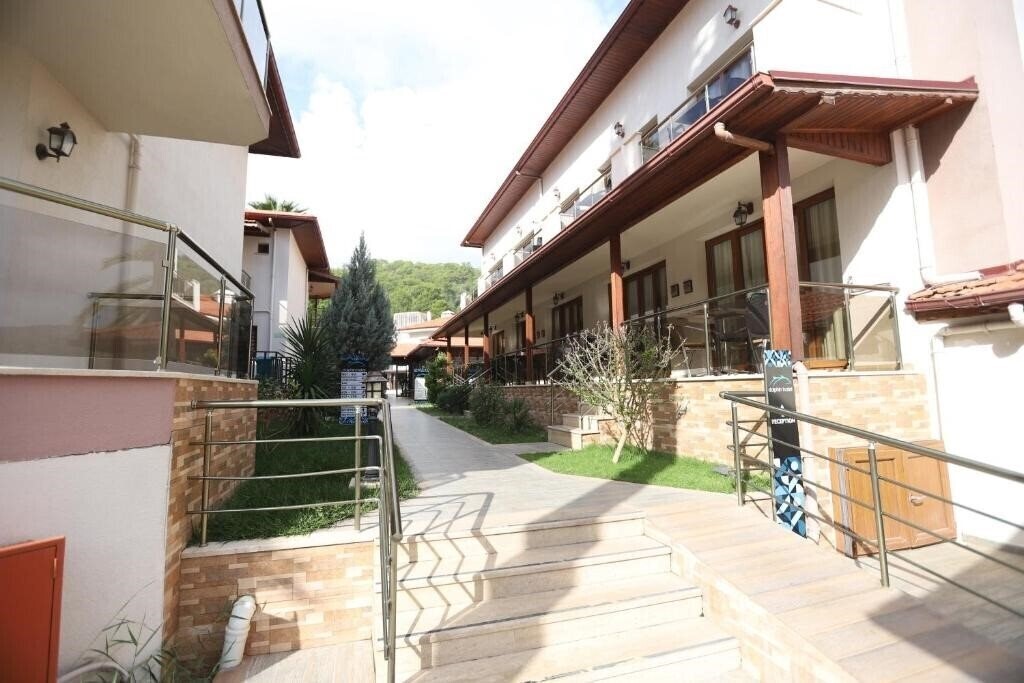 Готель Dolphin Apart & Hotel 3*