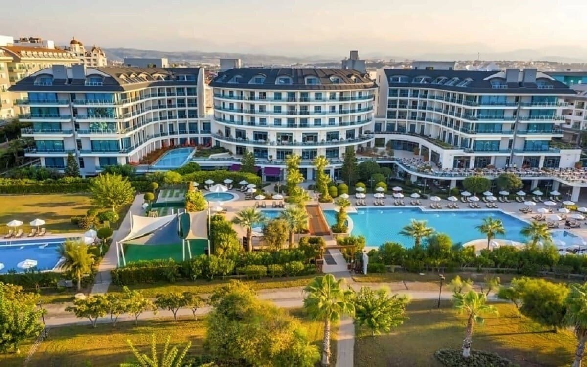 Отель Commodore Elite Suites & SPA 5*