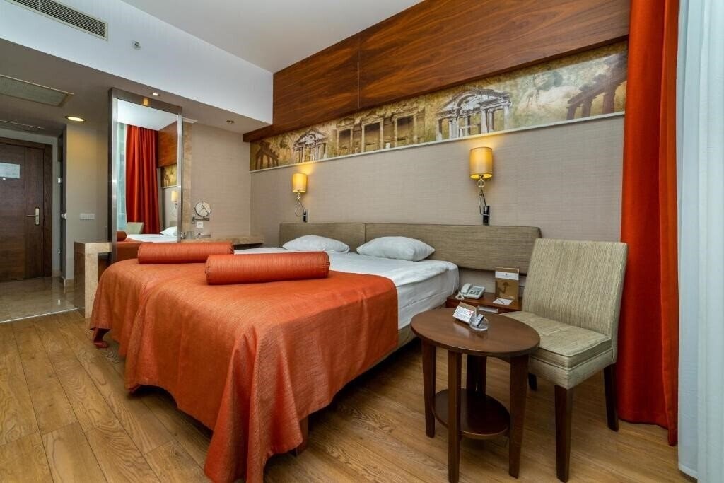 Фото Commodore Elite Suites & SPA 5*