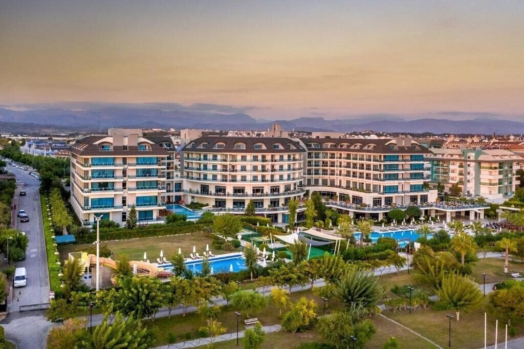 Вид Commodore Elite Suites & SPA 5*