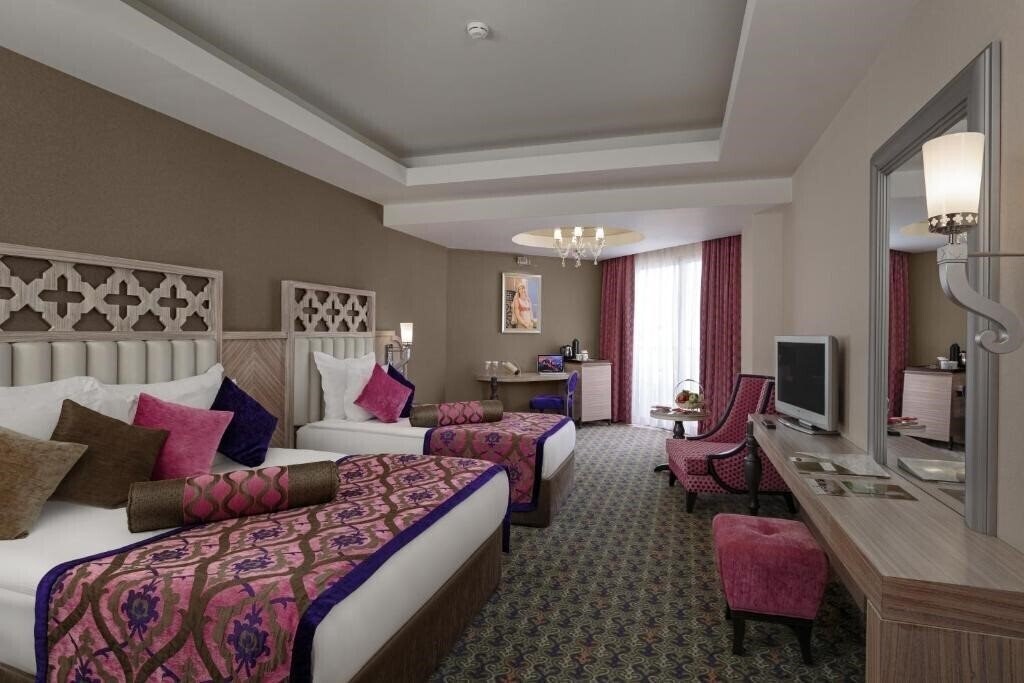 Картинка Royal Alhambra Palace 5*
