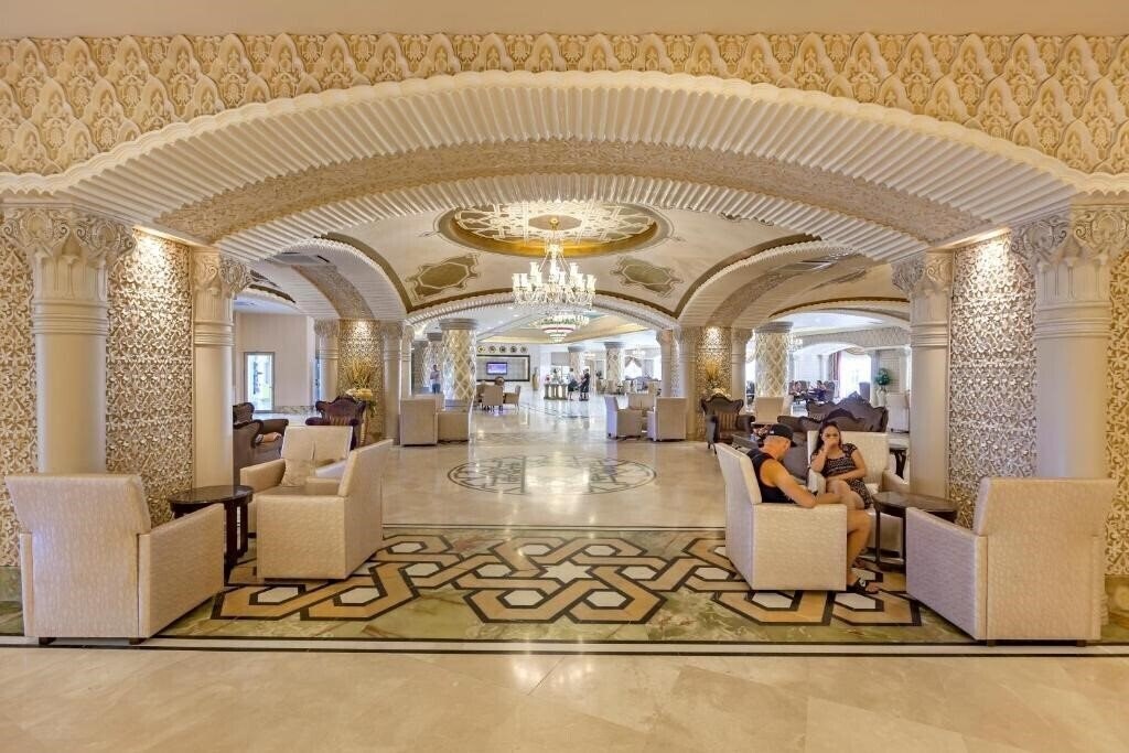 Территория Royal Alhambra Palace 5*