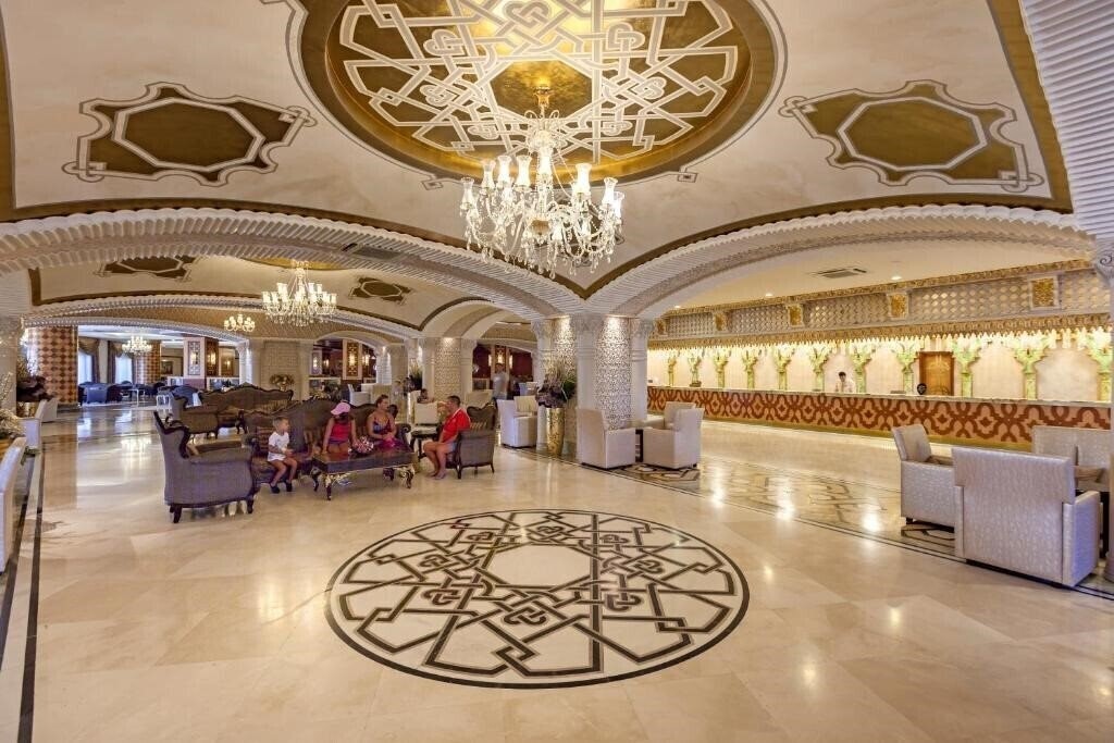 Территория Royal Alhambra Palace 5*