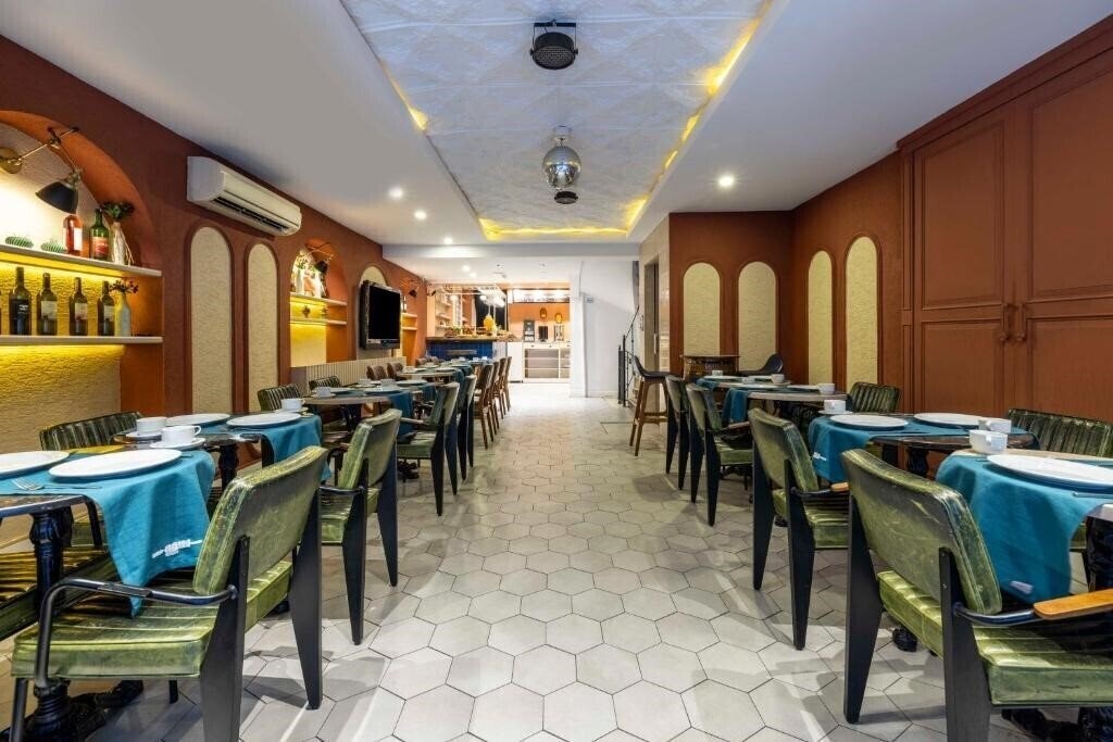 Вид Raymond Hotel 3*