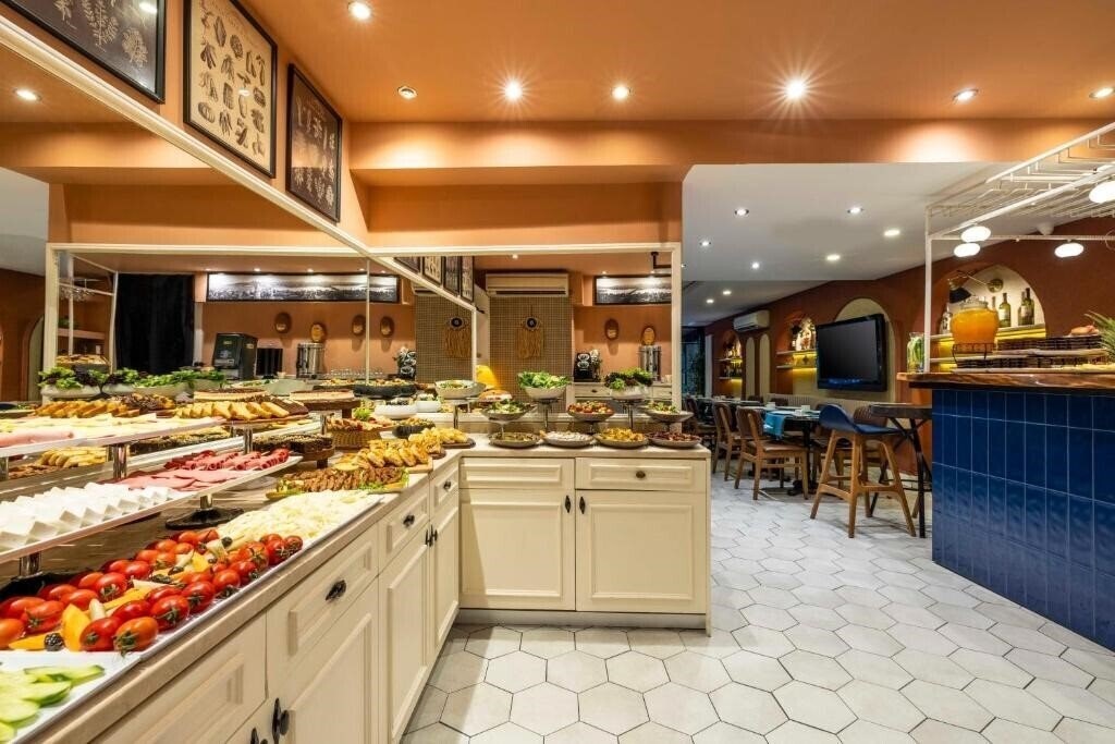 Територія Raymond Hotel 3*