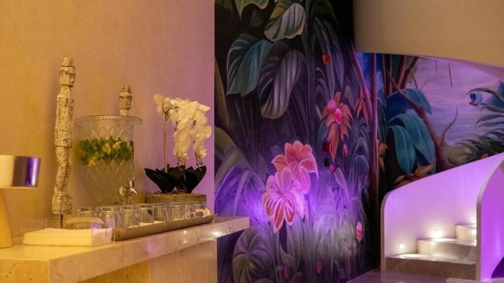 Территория Hilton Garden Inn Istanbul Golden Horn 4*