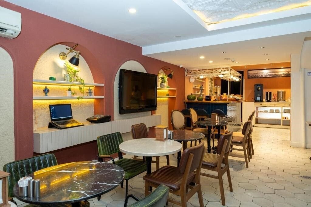 Апартаменти Raymond Blue Hotel 3*