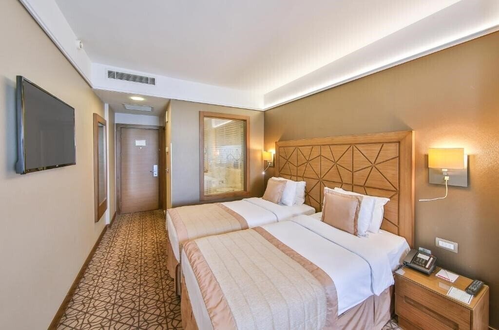 Фото Ramada Istanbul Taksim Hotel (ex. The Madison Hotel, Madison Hotel) 4*
