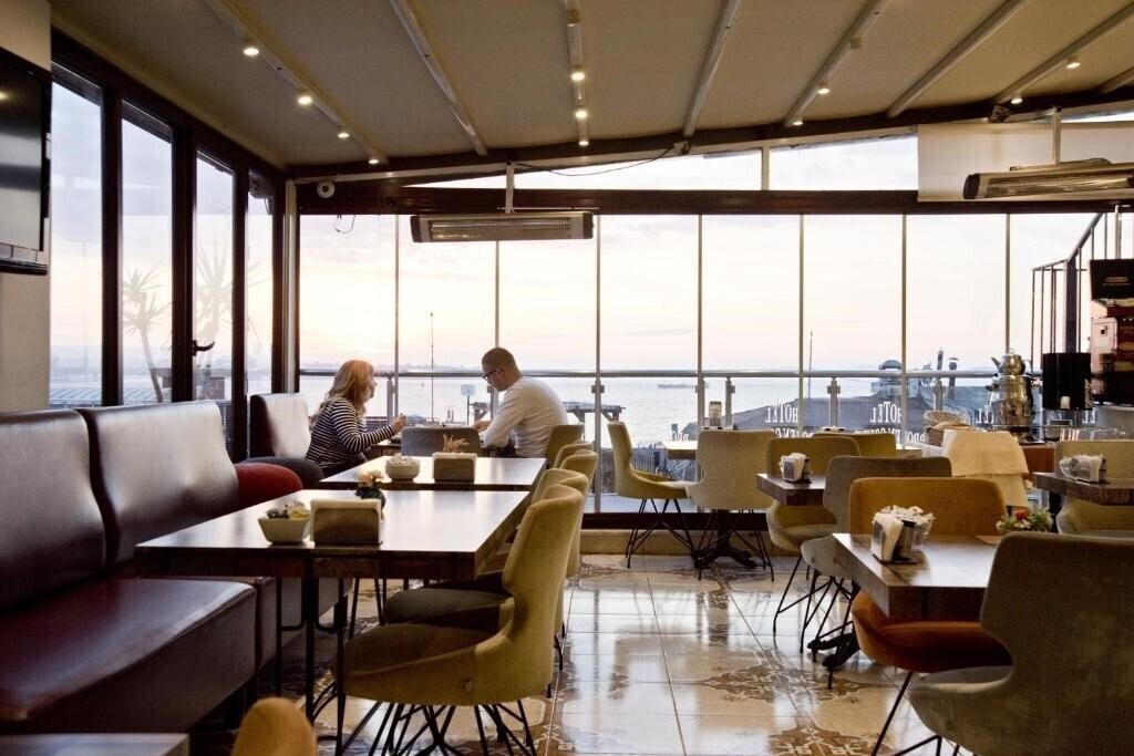 Отель Broken Column Hotel 3*