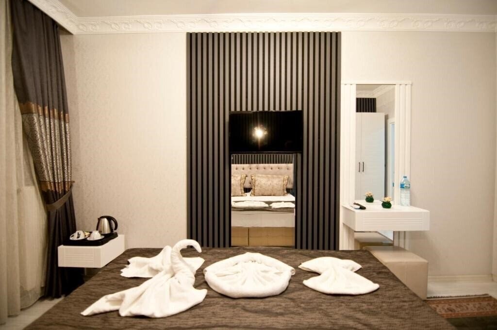 Территория Broken Column Hotel 3*