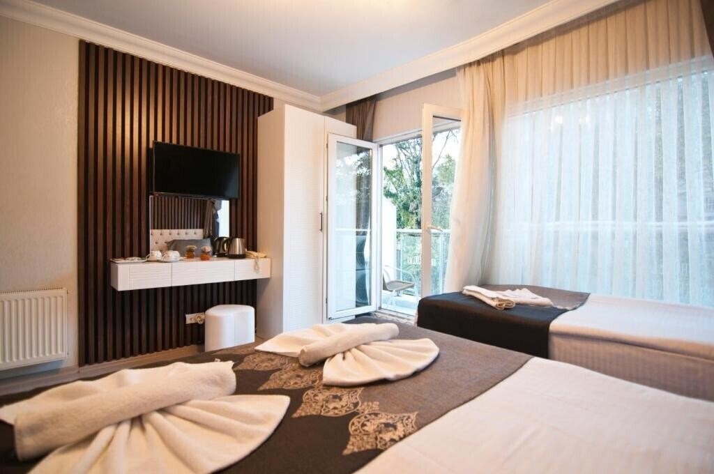 Панорама Broken Column Hotel 3*