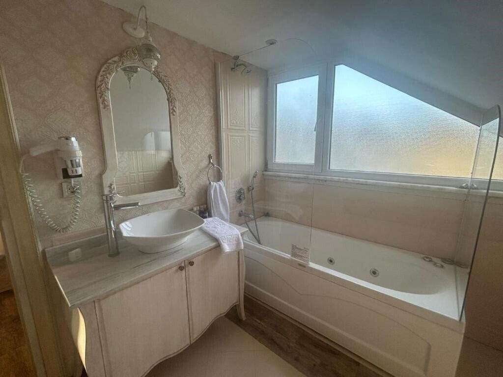 Фотографія Elegance Asia Hotel 3*