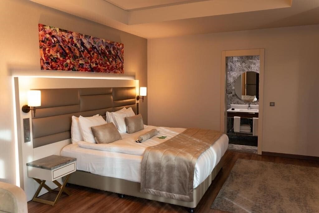 Вид Golden Royal Hotel (ex. Golden Royal Hotel Butik, Golden Royal Hotel & SPA) 4*