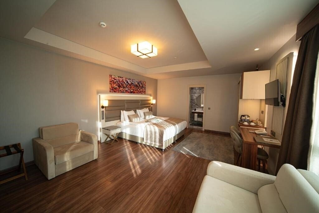 Панорама Golden Royal Hotel (ex. Golden Royal Hotel Butik, Golden Royal Hotel & SPA) 4*