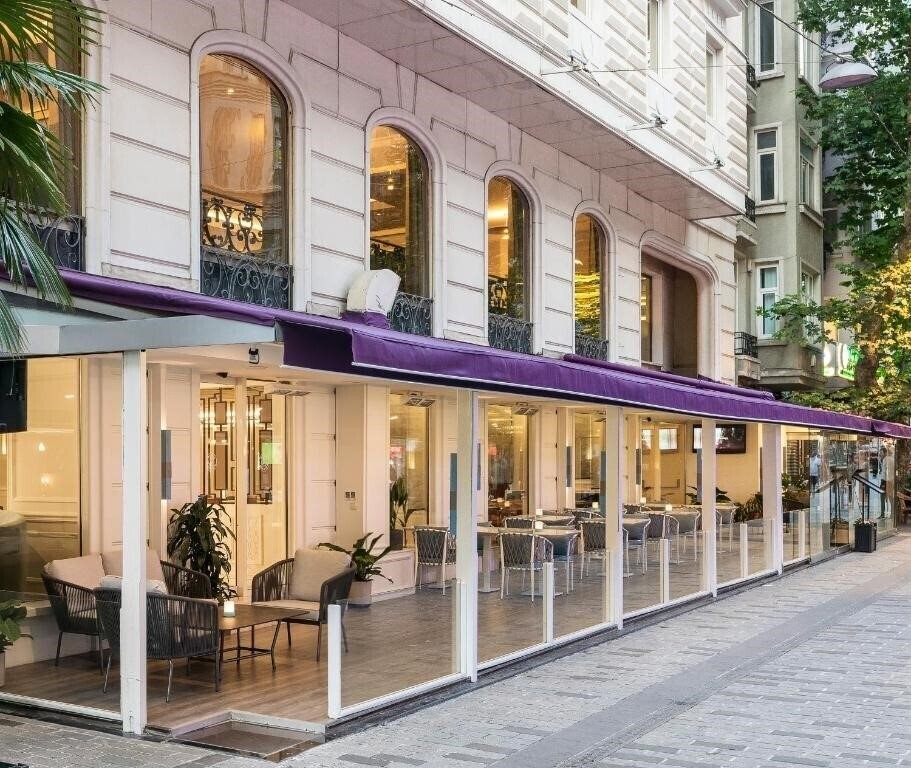 Апартаменти Larespark Hotel 4*