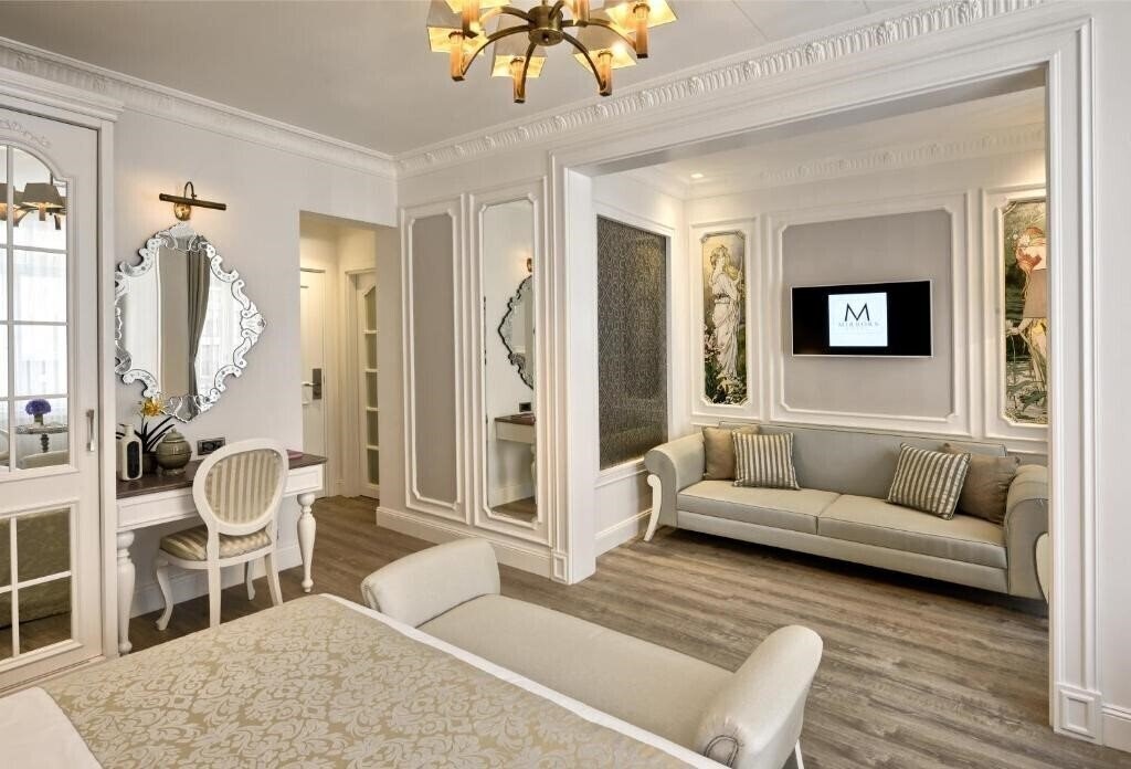 Фотография Mirrors Hotel 4*