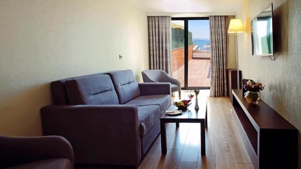 Панорама Port Bosphorus Hotel 4*