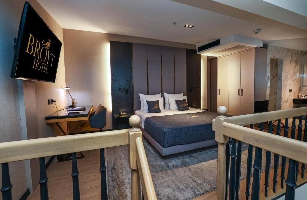Панорама Broyt Suites Hotel 4*