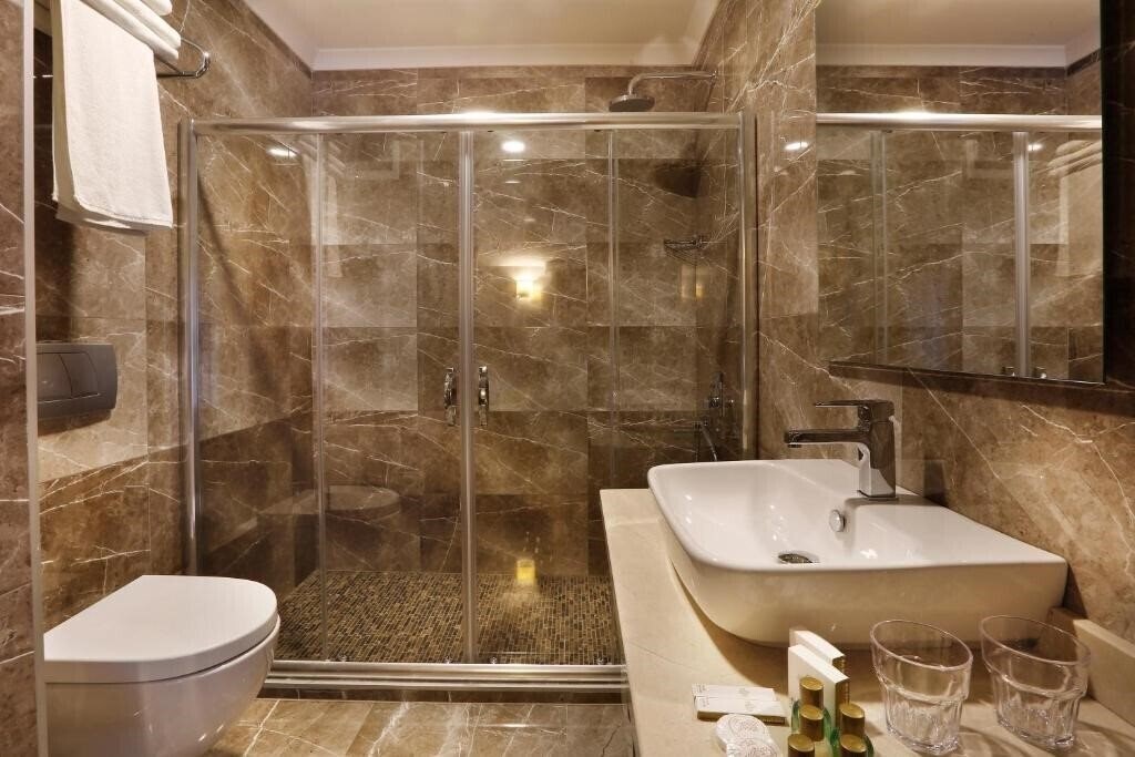 Фото The White Orient Hotel 4*