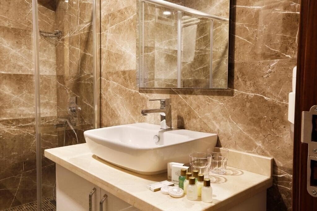 Вид The White Orient Hotel 4*