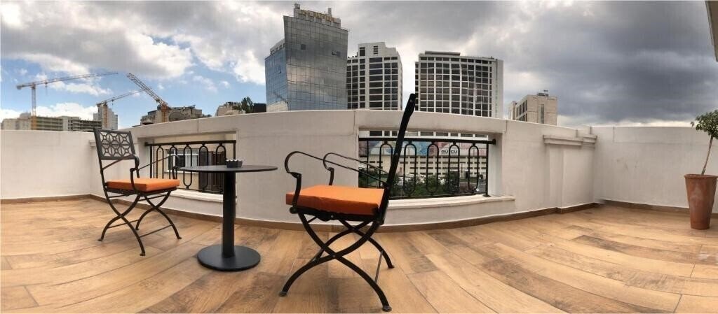 Территория The White Orient Hotel 4*