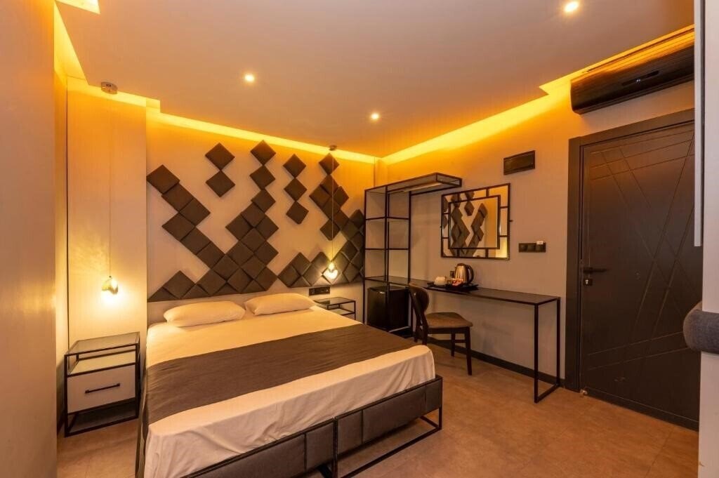 Панорама White Palace Hotel 3*