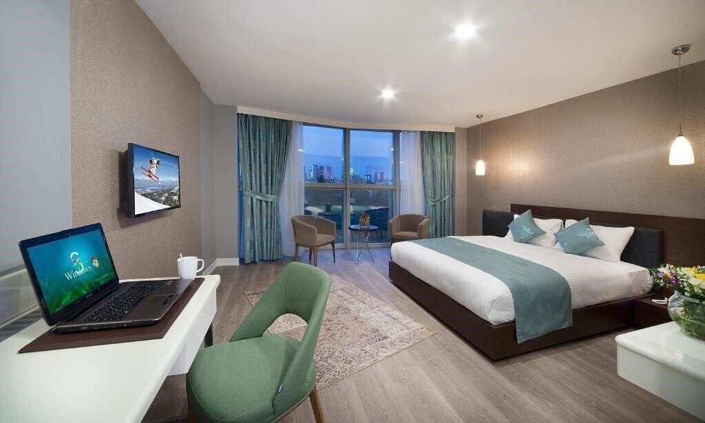 Отель The Clock Suites 3*