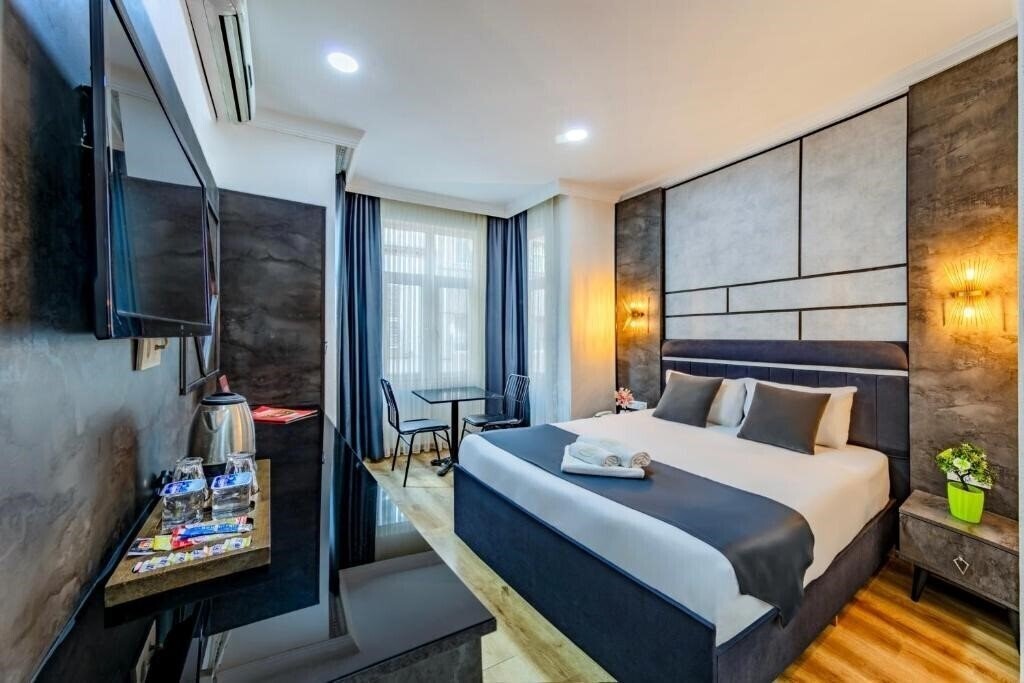 Фото La Pazza Suites 3*