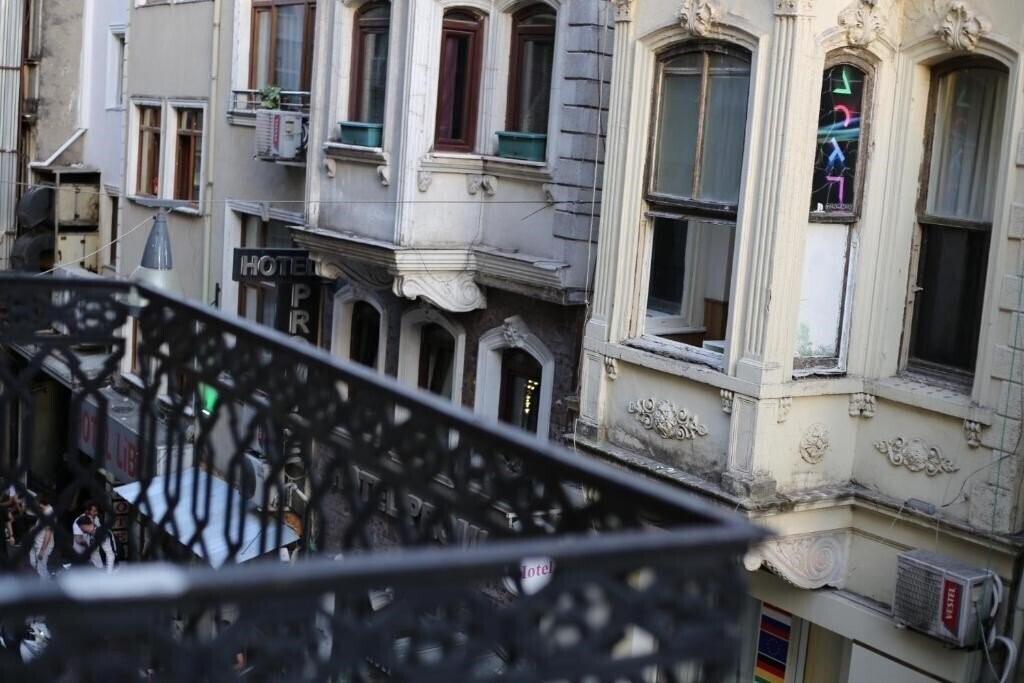 Территория New Pera Hotel 3*