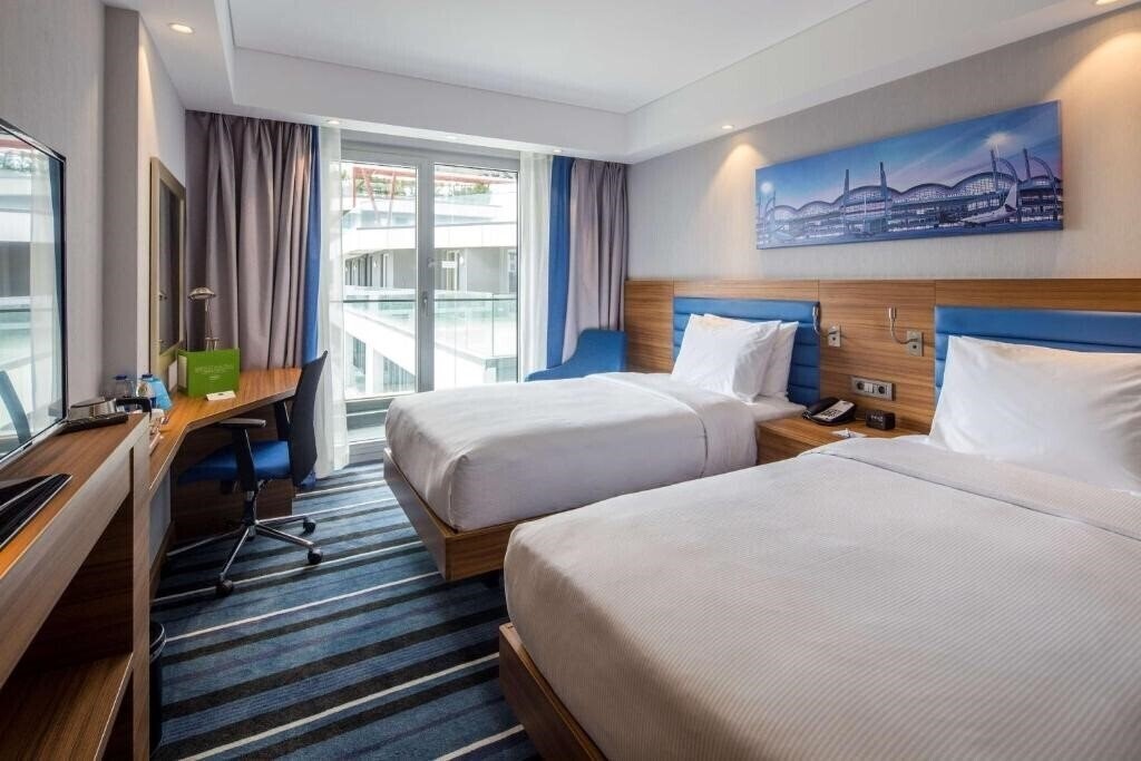 Территория Hampton By Hilton Istanbul Kurtkoy 4*