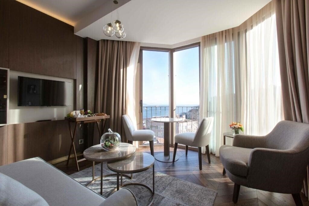 Готель Noble22 Suites 4*