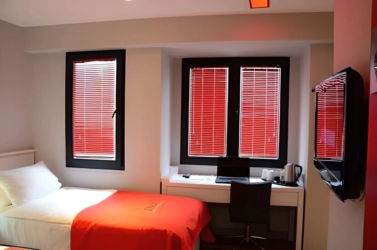 Панорама End Budget Hotel (ex. The Row Taksim Hotel) 3*