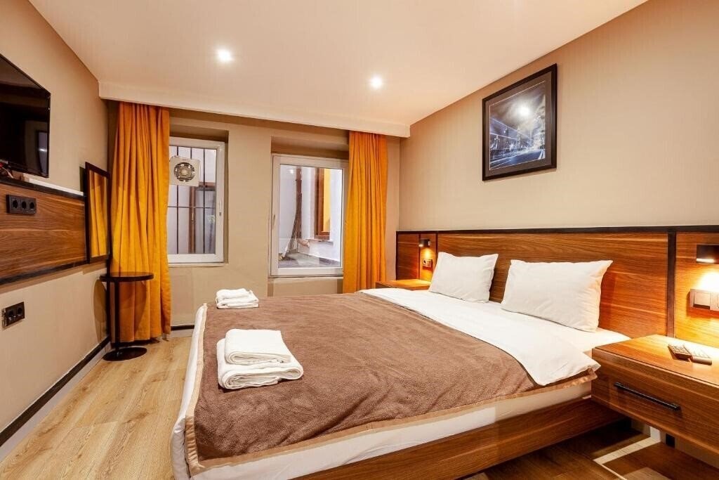 Фото Aram Kerasi Rooms (ex. Mayer Select Hotel) 3*