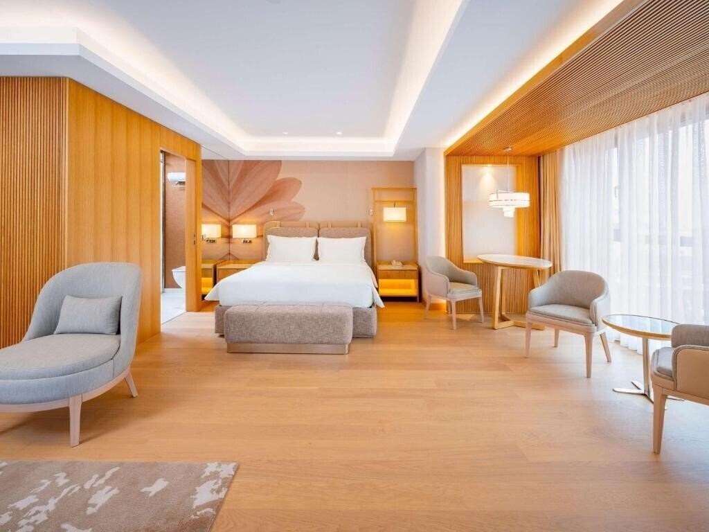 Фото Movenpick Hotel Istanbul Bosphorus (ex. Mercure Istanbul The Plaza Bosphorus, Mercure Istanbul City Bosphorus Hotel) 5*